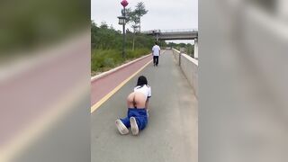 Em học sinh show dâm sau lưng người lạ