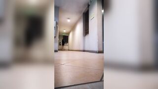 Nứng lồn em gái đi công khai lồn tại lối thoát hiểm Part 2