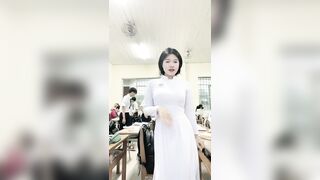 Em Học sinh nhảy trong bộ áo dài cực mup