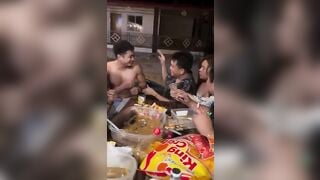 Ăn nhậu vui vẻ tự nhiên em gái kéo quần sì líp lọt khe lồn lộ mép lồn là sao.