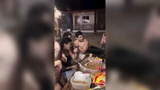 Ăn nhậu vui vẻ tự nhiên em gái kéo quần sì líp lọt khe lồn lộ mép lồn là sao.