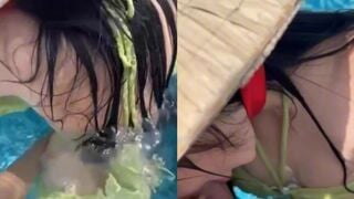 Rủ cô bạn thân đi bơi đè đụ em tại hồ bơi