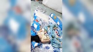 quay lén con em gái mới cấp 2 đã biết móc l thủ dâm
