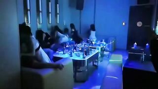 Đi Karaoke là phải nhún như vậy à