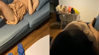 Đè đụ chị họ đang nằm trên sofa nghịch điện thoại