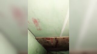 Thấy dì đi toilet cũng đi đái giả vờ bấm điện thoại để quay lén dì đái.