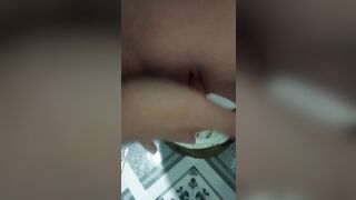 Em gái lồn non thủ dâm trong nhà vệ sinh trong khi người nhà ở bên ngoài