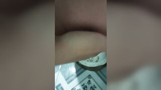 Em gái lồn non thủ dâm trong nhà vệ sinh trong khi người nhà ở bên ngoài