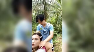 loạn luân em trai và chị họ lén lút dẫn ra sau vườn địt nhau vì sợ người nhà biết