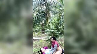 loạn luân em trai và chị họ lén lút dẫn ra sau vườn địt nhau vì sợ người nhà biết
