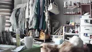 Em gái 19 tuổi ngủ trần truồng nứng lồn thì cầm cặc chó để sục đỡ nứng.