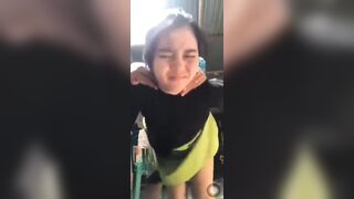 Cháu trai 17 tuổi đè đụ doggy dì họ sướng đến nhăn mặt hưởng thụ.