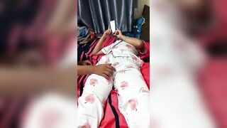 Dụ dỗ con gái 16 tuổi chơi điện thoại để cha dưỡng sờ mép lồn xoa hạt le con bé.