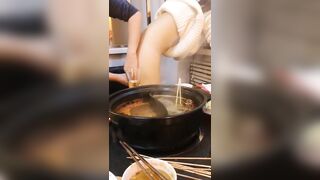 Anh dẫn em đi ăn tối và em thành bữa tối của anh