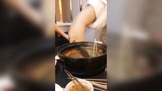 Anh dẫn em đi ăn tối và em thành bữa tối của anh