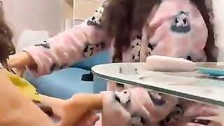 2 em les yêu nhau cha mẹ ko để ý tranh thủ móc lồn tự sướng cho nhau lén lút.