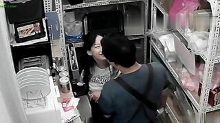 nhân viên lén lút trong kho cửa hàng