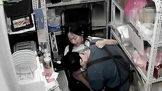 nhân viên lén lút trong kho cửa hàng