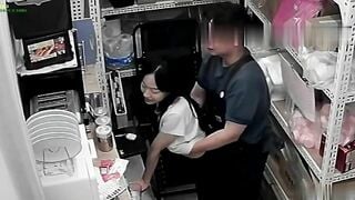nhân viên lén lút trong kho cửa hàng