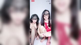 Hai em gái xinh dâm cưỡi cu giả dâm đãng lồn phụt nước phần 1