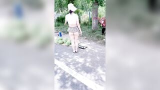 Cú sốc về già,dâm nữ khỏa thân show hàng đi dạo mua đồ quanh xóm trêu các cụ lớn tuổi