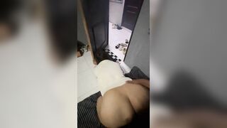 Vừa đụ e ghệ ở trọ vừa hé cửa ra cho kích thích,ai đi qua chắc mời vô chơi cùng lun