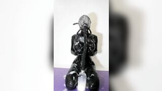 Tôi lấy ra món đồ chơi nhỏ, trực tiếp đẩy vào nơi riêng tư ướt át của cô ấy 2