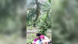 Cháu họ nứng cặc thèm đụ lại xin dì út đụ ai dè dì dắt ra vườn vắng và cho đụ thật.