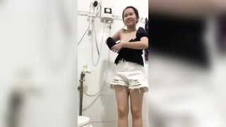 Bé học sinh vừa tắm vừa show cho a yêu xem
