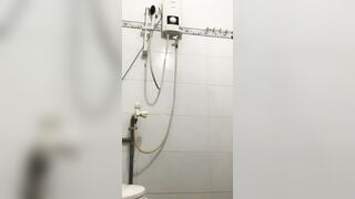 Bé học sinh vừa tắm vừa show cho a yêu xem