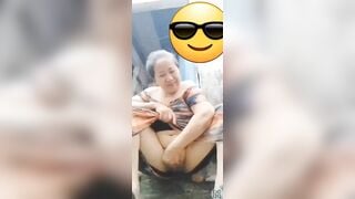 CỤ BÀ U70 CHAT SẼ KHOE LỒN VỚI CHÁU TRAI KÉM 40 TUỔI
