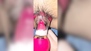 Bướm Non Nằm Dạng Bướm Ra Cho ANY Dùng Máy Để Xoa Hột Le
