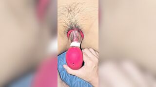 Bướm Non Nằm Dạng Bướm Ra Cho ANY Dùng Máy Để Xoa Hột Le