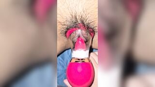 Bướm Non Nằm Dạng Bướm Ra Cho ANY Dùng Máy Để Xoa Hột Le