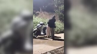 Quay lén thằng bạn chở b gái về nhà mà đứng hôn nhau lén lút mò vú ẻm ngoài đường
