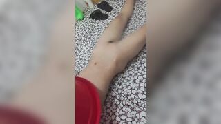 Em học sinh mới lớn hàng non tắm xịt nước vào lồn kích thích