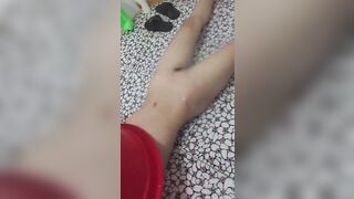 Em học sinh mới lớn hàng non tắm xịt nước vào lồn kích thích
