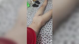 Em học sinh mới lớn hàng non tắm xịt nước vào lồn kích thích
