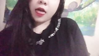 Gái xinh nâng niu 2 quả tạ...
