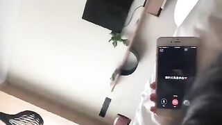 Đang Địt Nhau Với Anh Hàng Xóm Trong Khách Sạn Thì Chồng Gọi Về