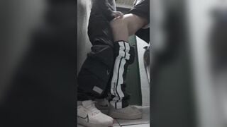 Địt ở đây á - đây WC công cộng đấy