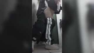 Địt ở đây á - đây WC công cộng đấy