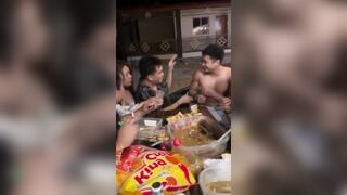 Ăn nhậu cùng đám bạn em gái ngứa lồn kéo sì líp gãi lộ hết cả mép lồn.