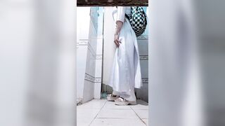 Em học sinh mắc đái mà đi ko kịp đành tè ra quần gục ngã trước cửa thiên đường.
