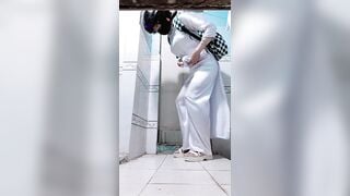 Em học sinh mắc đái mà đi ko kịp đành tè ra quần gục ngã trước cửa thiên đường.