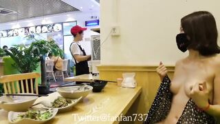 Khoả thân trong quán ăn đông người