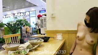 Khoả thân trong quán ăn đông người