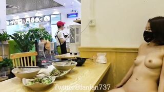 Khoả thân trong quán ăn đông người