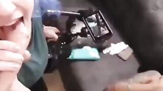 Thế thì chịu gạ luôn chị quay phim sục cu bú mút con cặc to lút cán