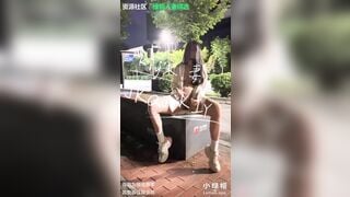 E teen mình dây dâm đãng lột đồ khỏa thân show hàng bú cu a giữa đường phố đông đúc